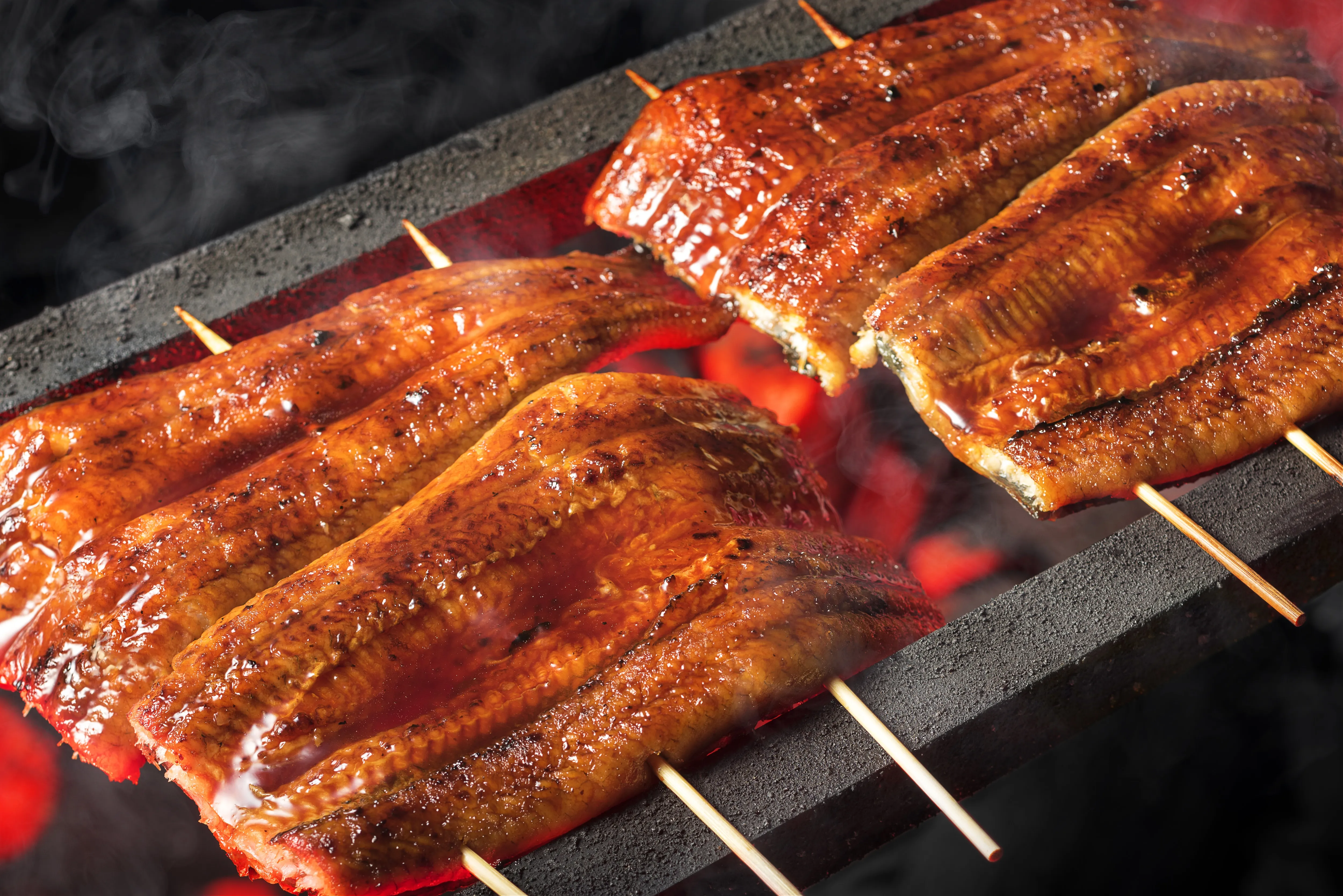 備長炭火で焼き上げる東京うなぎ屋の蒲焼き串焼き・たれが照る関東風うなぎの炭火焼き
