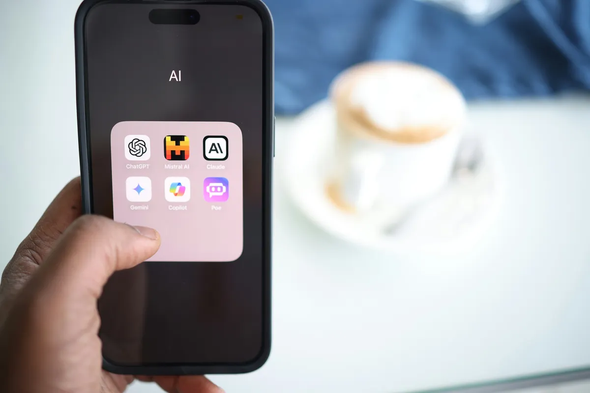 スマートフォン画面にChatGPT、Mistral AI、Claude、Gemini、Copilot、Poeなど複数のAIアプリアイコンが表示されている