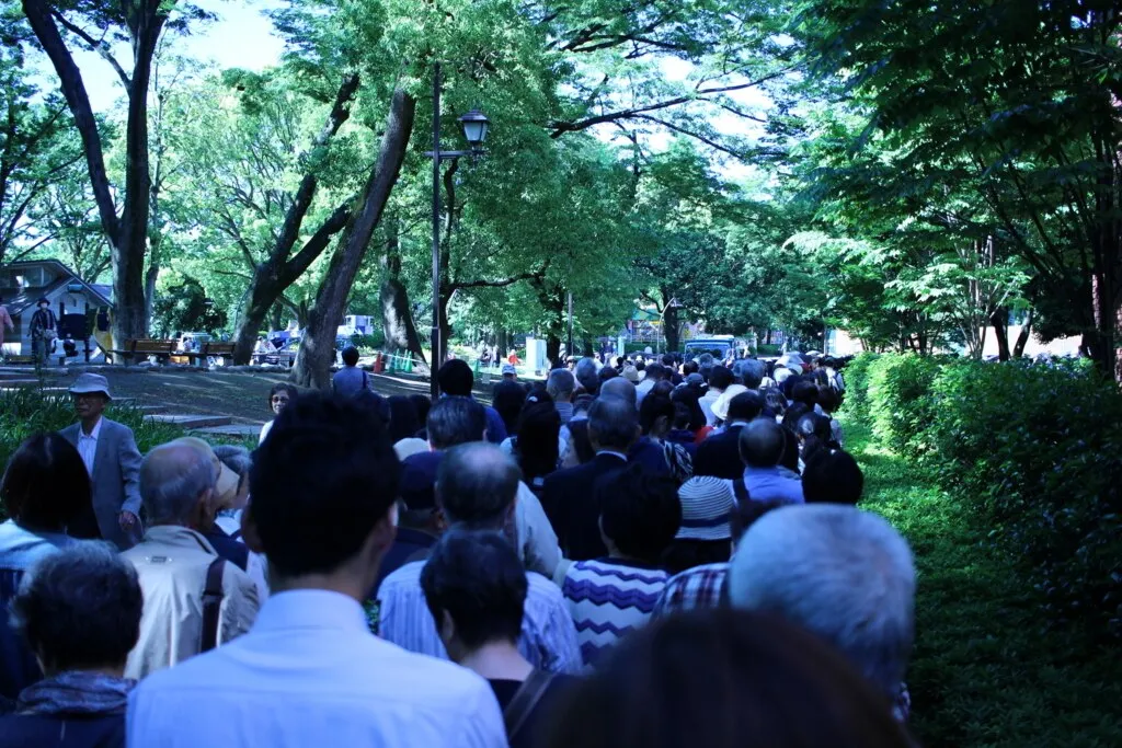 東京都美術館・若冲展に並ぶ行列(上野公園)